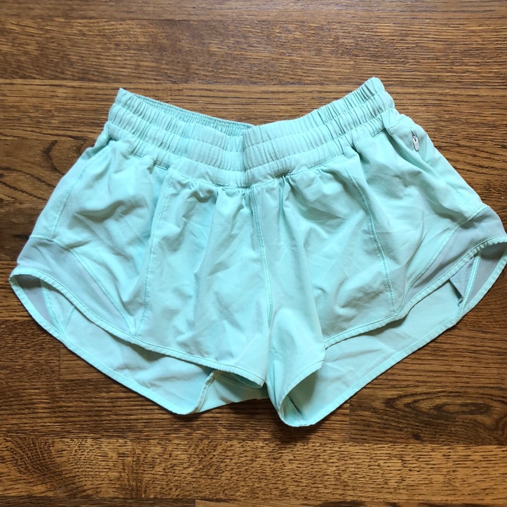 lululemon hotty hot shorts toothpaste color size 6